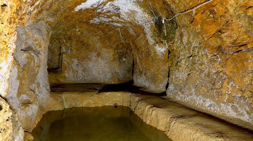 "Gizemli yapı"yı görmek için binlerce kişi yer altına iniyor