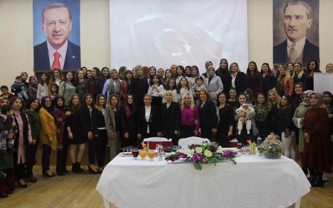 Vali G&uuml;nd&uuml;z&ouml;z&rsquo;&uuml;n eşi, asker eşleriyle bir araya geldi