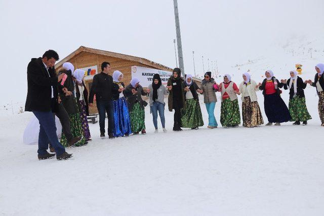 Gelin ve damat kar üstünde halay çekti