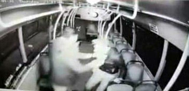 Halk otobüsü şoförüne bıçaklı saldırı kamerada