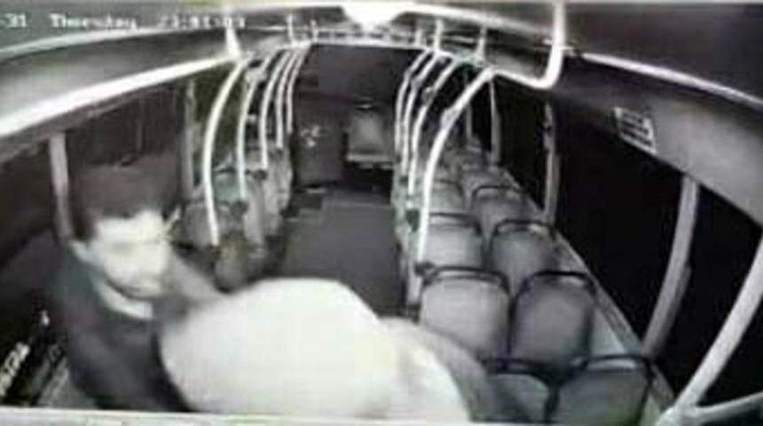 Halk otob&uuml;s&uuml; şof&ouml;r&uuml;ne bı&ccedil;aklı saldırı kamerada