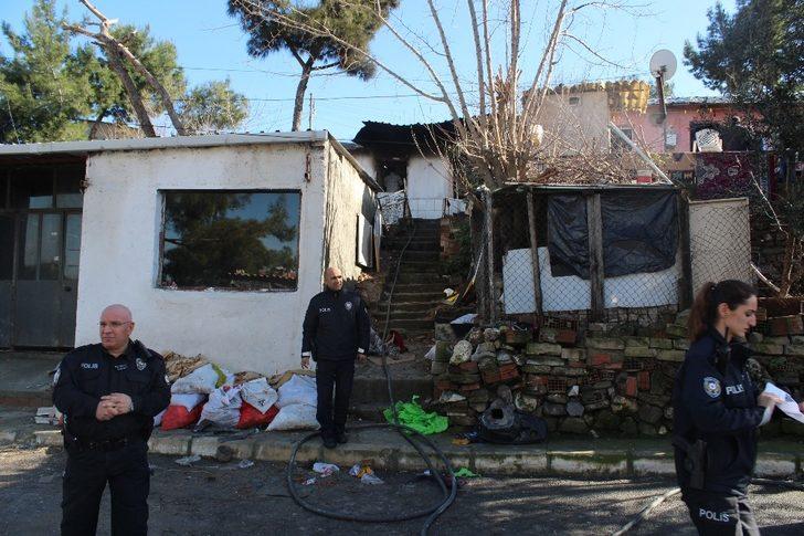 Ä°zmirâin Buca ilÃ§esinde Suriyeli ailenin kaldÄ±ÄÄ± evde henÃ¼z belirlenemeyen nedenle yangÄ±n Ã§Ä±ktÄ±. YangÄ±nÄ±n bÃ¼yÃ¼mesiyle evin Ã§atÄ±sÄ± da Ã§Ã¶kerken; anne ve bebeÄi hayatÄ±nÄ± kaybetti, iki Ã§ocuk ise yaralandÄ±. ile ilgili gÃ¶rsel sonucu