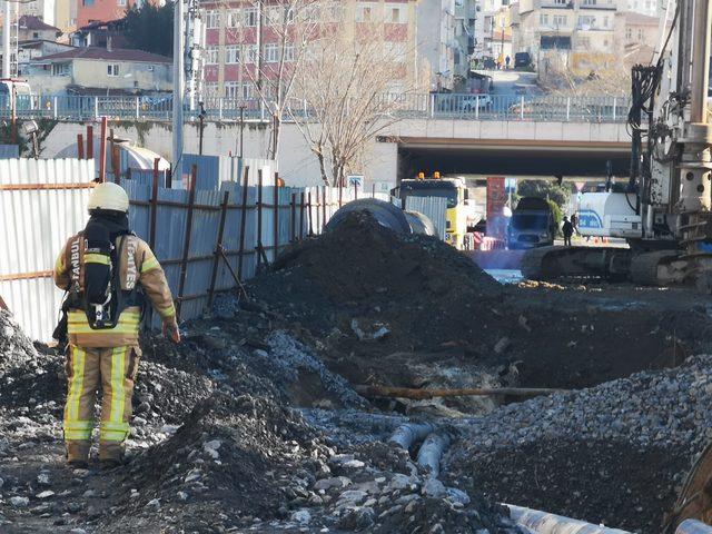 Kadıköy'de iş makinesi doğalgaz borusunu patlattı (1)