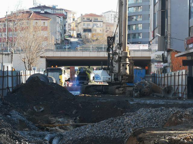 Kadıköy'de iş makinesi doğalgaz borusunu patlattı (1)