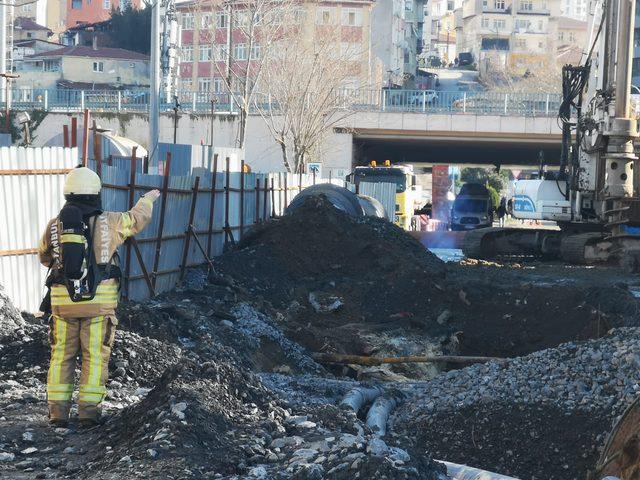 Kadıköy'de iş makinesi doğalgaz borusunu patlattı (1)