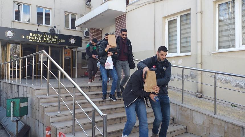 Uyuşturucuları &ccedil;atıya ve su borularına saklamışlar