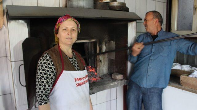 Kadın fırıncı odun ateşinde köy ekmeği üretiyor