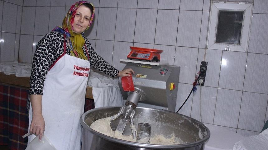 Kadın fırıncı odun ateşinde k&ouml;y ekmeği &uuml;retiyor