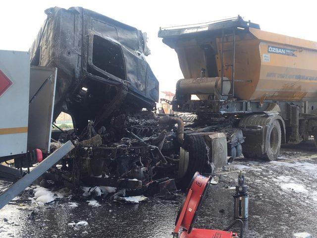 /ek fotoğraflar // Tanker ile hafriyat kamyonunun çarpışması sonrası yangın çıktı