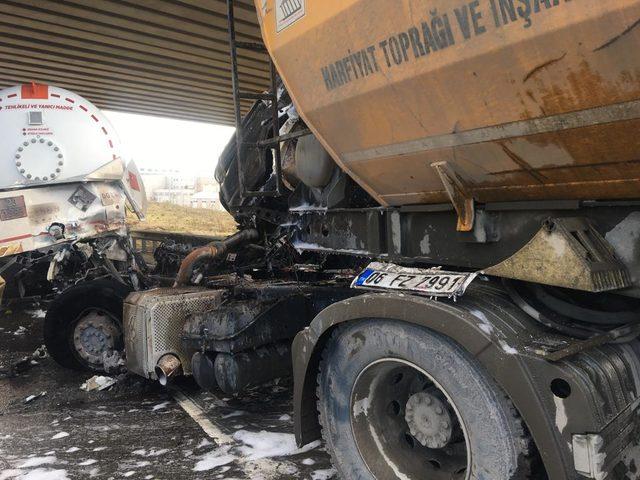 /ek fotoğraflar // Tanker ile hafriyat kamyonunun çarpışması sonrası yangın çıktı