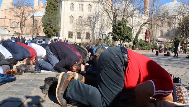 Ayasofya Meydanı'nda cuma namazı 