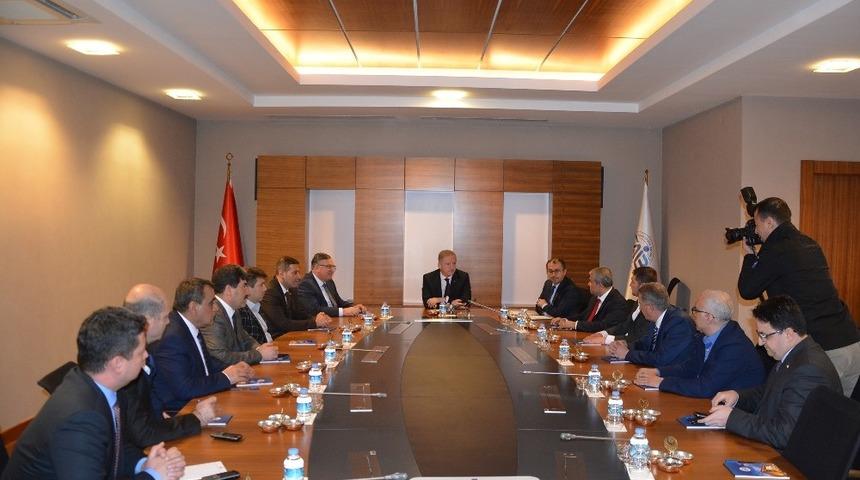 D&uuml;nya pazarlarında r&uuml;zgar karşıdan esiyor kenetlenmeliyiz