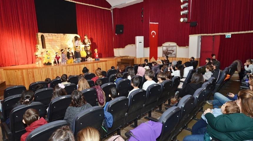 Fo&ccedil;a&rsquo;da &ccedil;ocuk şenliği minikleri eğlendirdi