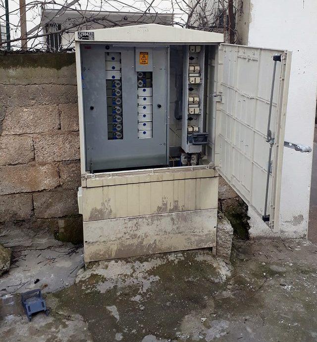 Hırsızlar elektrik panolarına dadandı