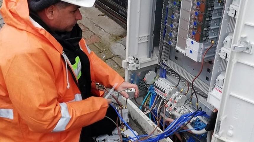 Hırsızlar elektrik panolarına dadandı