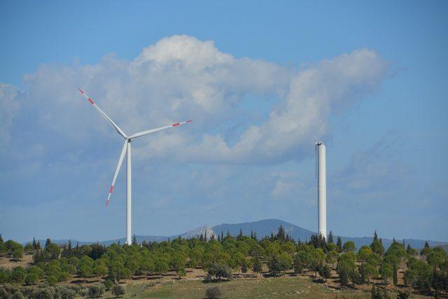 İzmir’de rüzgar türbini rüzgara dayanamadı