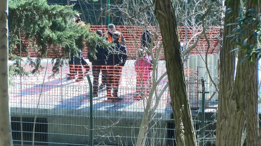 3 k&uuml;&ccedil;&uuml;k kızını metro raylarına bıraktı