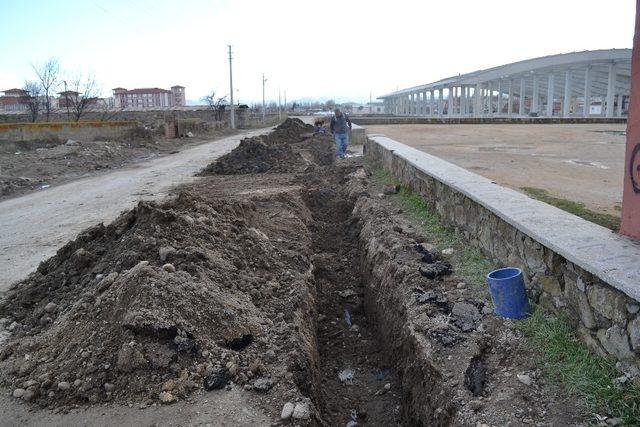 Şuhut Belediyesi içme suyu şebeke hattı döşeme çalışmalarına devam ediyor