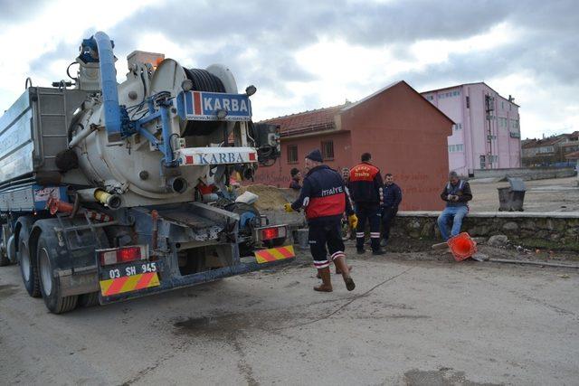 Şuhut Belediyesi içme suyu şebeke hattı döşeme çalışmalarına devam ediyor