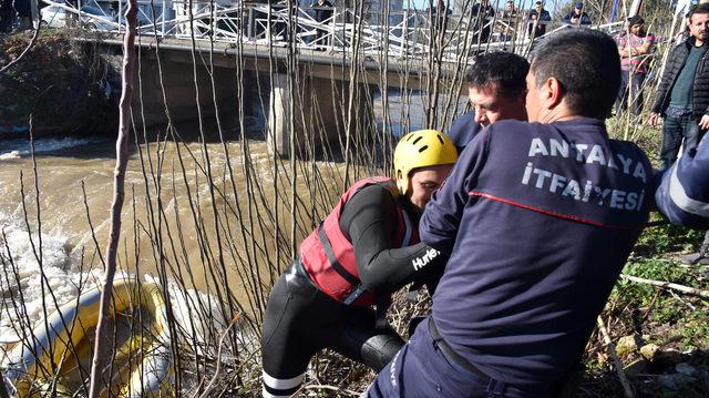 Düden Çayı'nda rafting yaparken mahsur kalan 2 arkadaş kurtarıldı