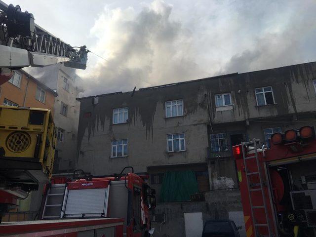 Halkalı'da apartmanın çatısı alev alev yandı