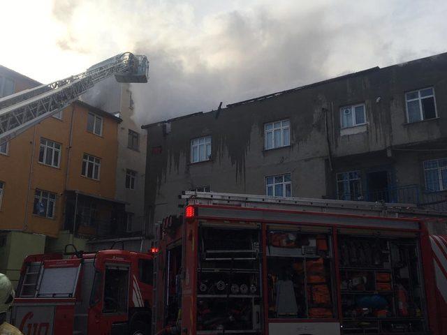 Halkalı'da apartmanın çatısı alev alev yandı