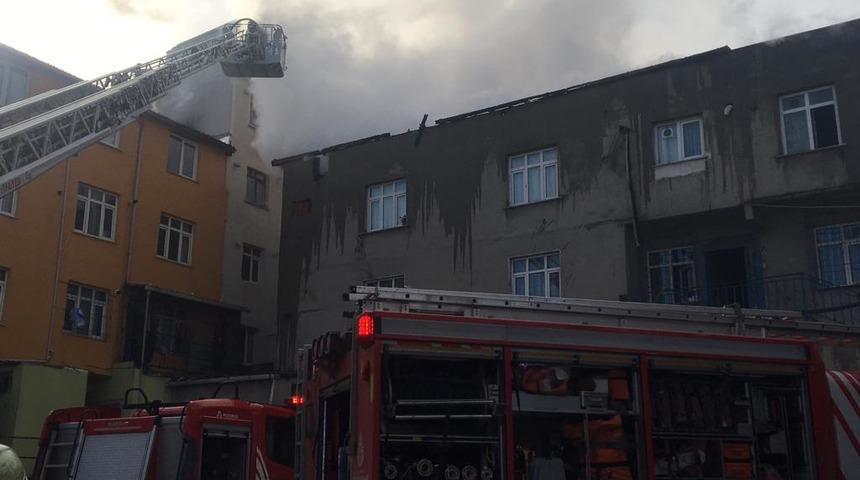 Halkalı'da apartmanın &ccedil;atısı alev alev yandı