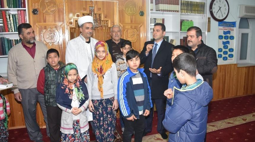 Sabah Namazına gelen &ccedil;ocuklar &ouml;d&uuml;llendirildi