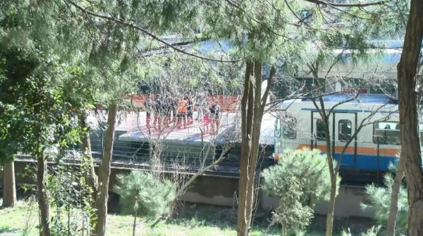 İstanbul'da bir baba 3 k&uuml;&ccedil;&uuml;k kızını metro raylarına bıraktı