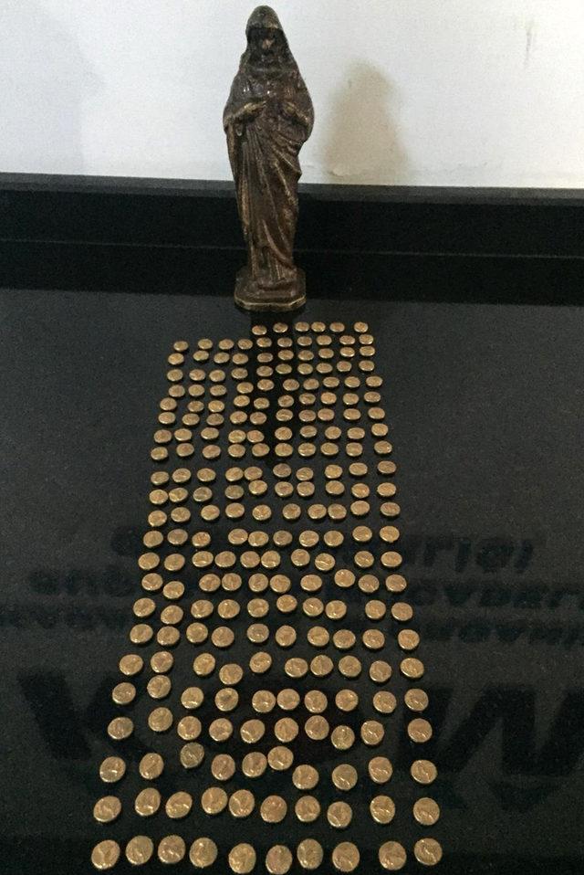 Klozetin su haznesinden 230 sikke &ccedil;ıktı 1