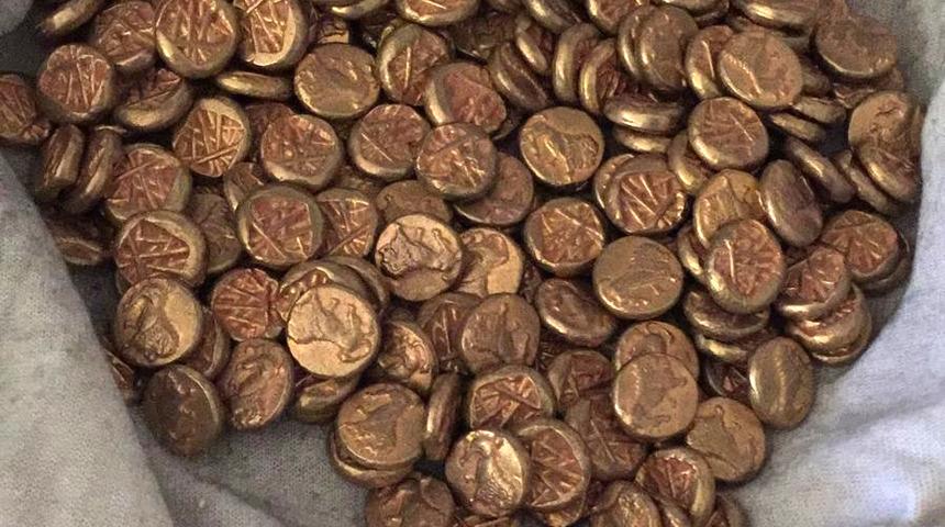 Klozetin su haznesinden 230 sikke &ccedil;ıktı