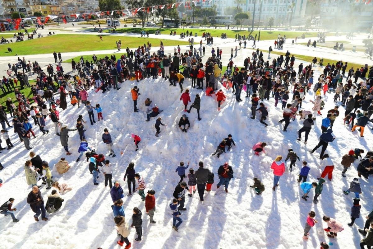 Manavgat&rsquo;da &ccedil;ocukların kamyon kamyon kar coşkusu
