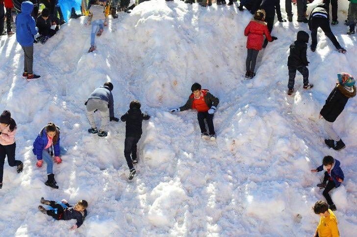 Manavgat’da çocukların kamyon kamyon kar coşkusu G2