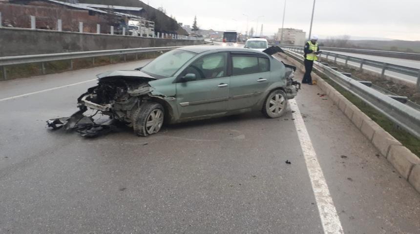 Otomobil bariyerlere çarptı: 1 yaralı