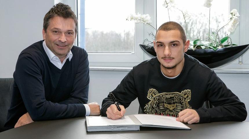 Schalke 04, Ahmed Kutucu'yu profesyonel yaptı