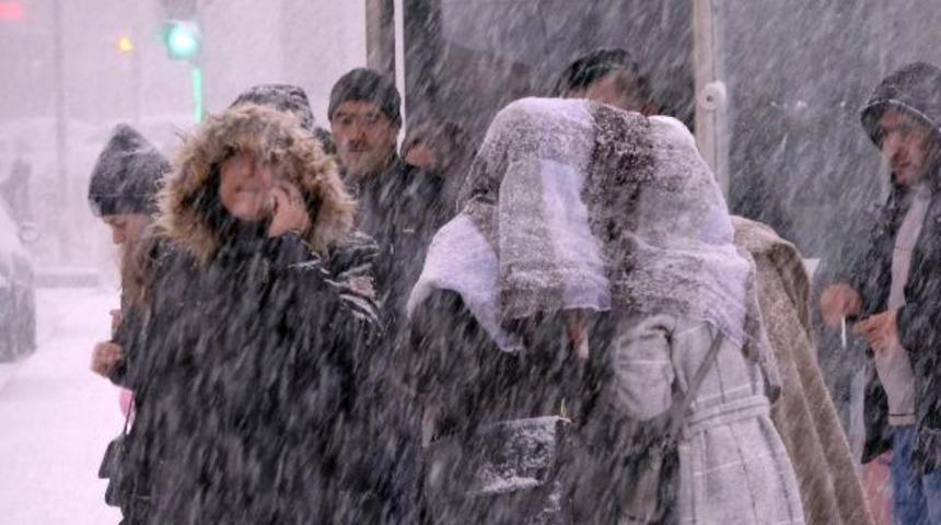 Erzurum'da kar hayatı durdurdu! Görüş mesafesi 30 metreye kadar düştü