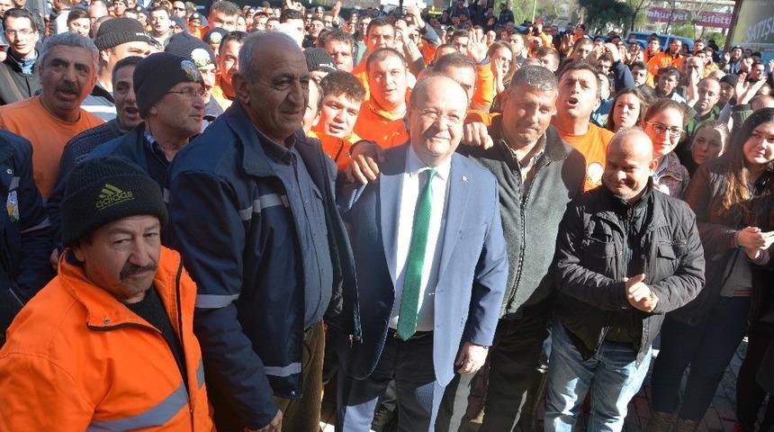 Belediye personeline 200 TL zam ve sendikal hak