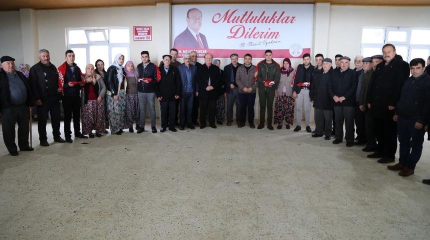 &Ouml;zakcan&rsquo;dan askere gidecek gen&ccedil;lere anlamlı hediye