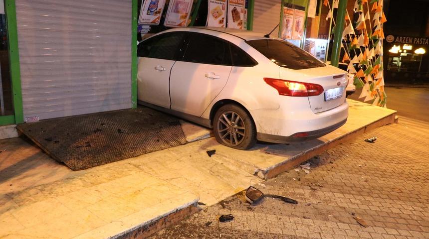Üsküdar'da otomobil markete girdi