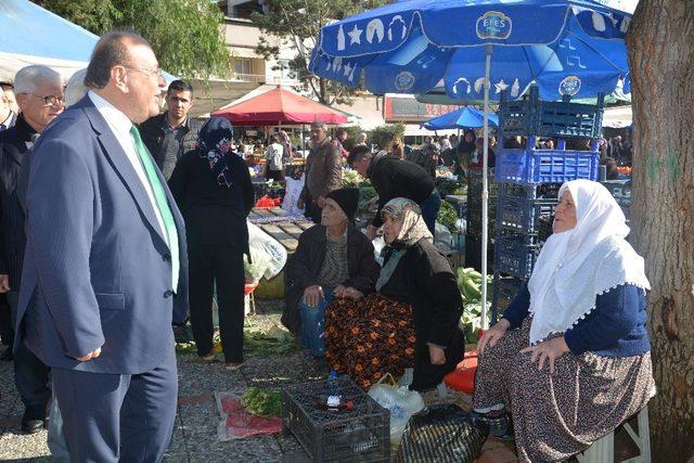 Başkan Özakcan, Umurlu pazarını ziyaret etti