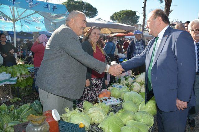 Başkan Özakcan, Umurlu pazarını ziyaret etti