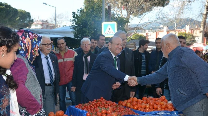 Başkan &Ouml;zakcan, Umurlu pazarını ziyaret etti