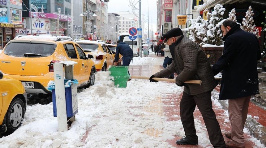 Van’da yoğun kar yağışı