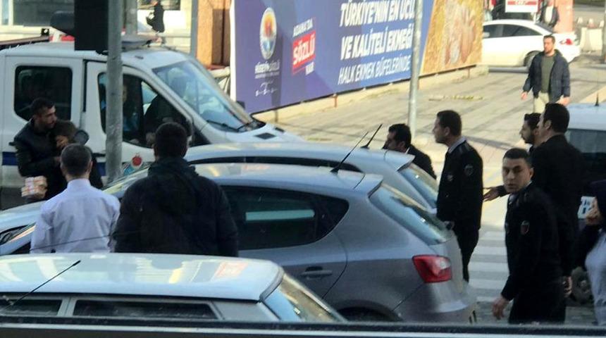 Soyguncunun rehin aldığı bankacının&nbsp;boynuna bı&ccedil;ak dayama anı fotoğrafta