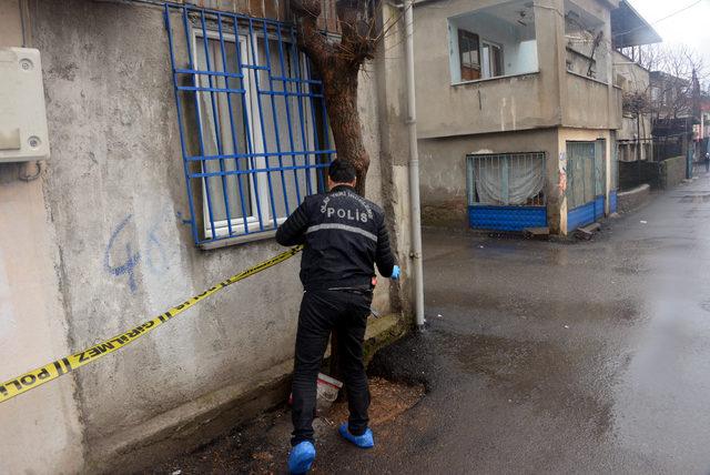 El ve ayaklarını koli bandıyla bağlayıp, bileziklerini çaldılar