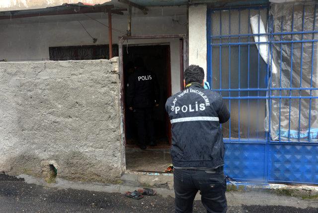 El ve ayaklarını koli bandıyla bağlayıp, bileziklerini çaldılar