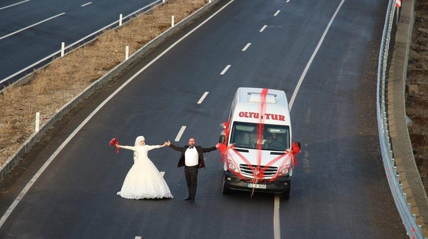 Minib&uuml;steki aşk nikahla son buldu