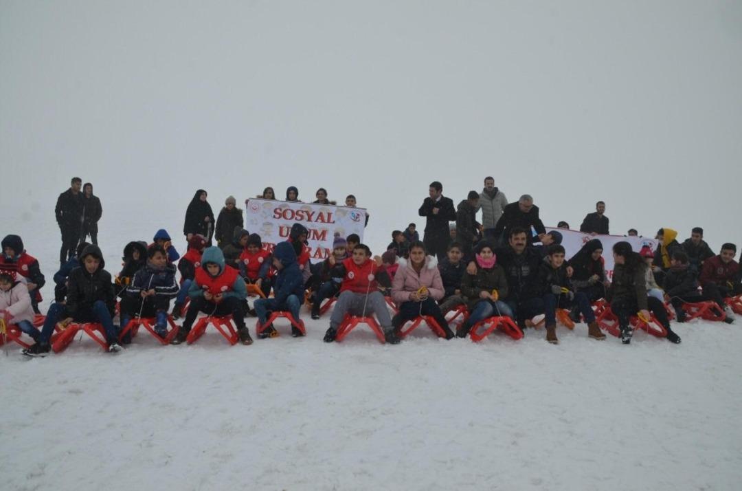 Muş&rsquo;ta koordinasyon merkezinde kalan &ccedil;ocuklar i&ccedil;in kayak keyfi