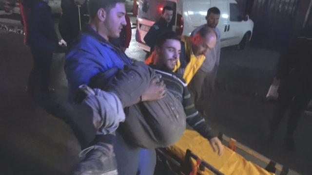 Bacağından vurulan genç ambulansa taşınırken hem güldü hem şarkı söyledi