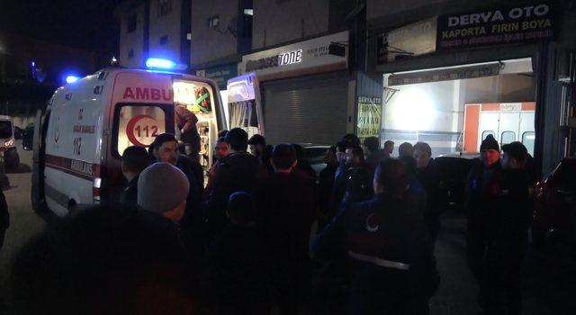Bacağından vurulan genç ambulansa taşınırken hem güldü hem şarkı söyledi